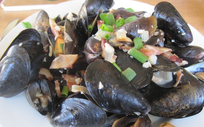 easy mussel recipes - mussels south of two borders