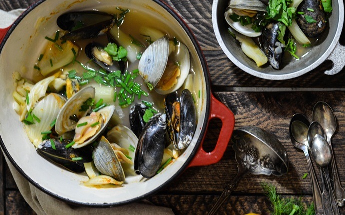 easy mussel recipes - mussels stewed with fennel and apple