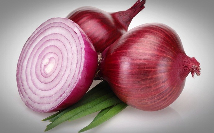 how to get rid of water retention - onions, water, and salt