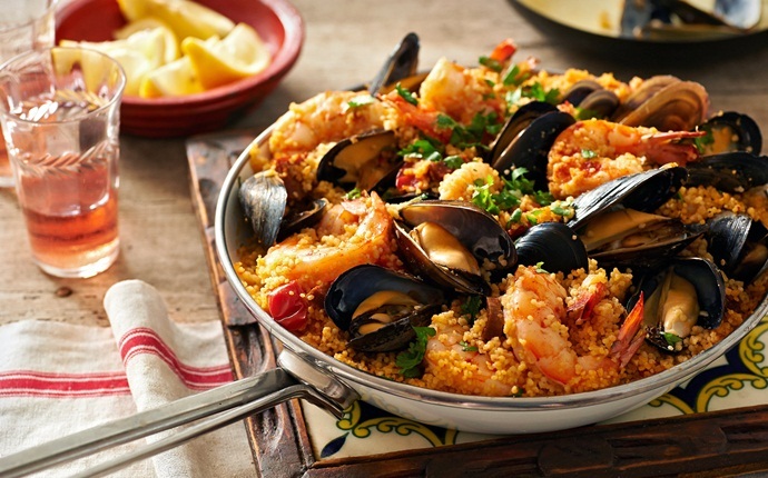 easy mussel recipes - quick paella with mussels an shrimp