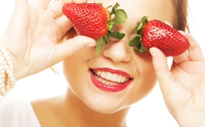 summer face pack - skin-brightening strawberry and lemon pack