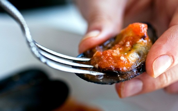easy mussel recipes - spanish tapas-inspired mussels