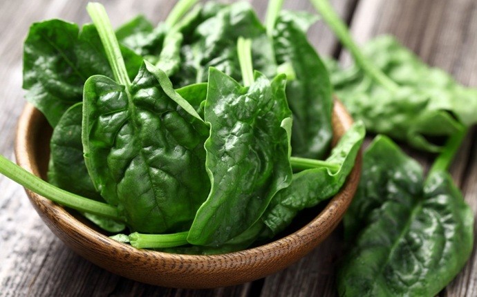 how to get shiny nails - spinach and leafy greens