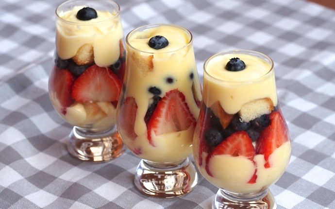 desserts in a jar - trifle pudding