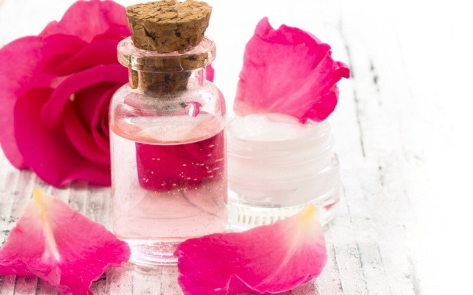how to get rid of sensitive skin - use rose water