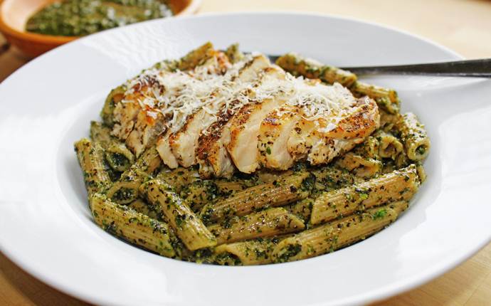 lunch ideas for teens - pesto pasta with chicken