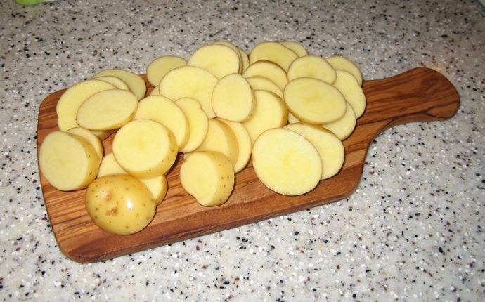 potato for dark circles - potato slices