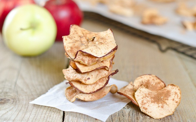 paleo snack recipes - baked cinnamon apple chips