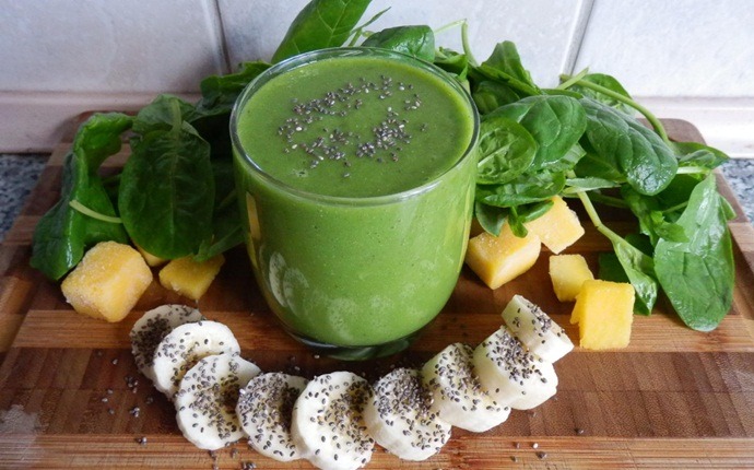 immune boosting smoothies - banana, spinach and chia smoothie