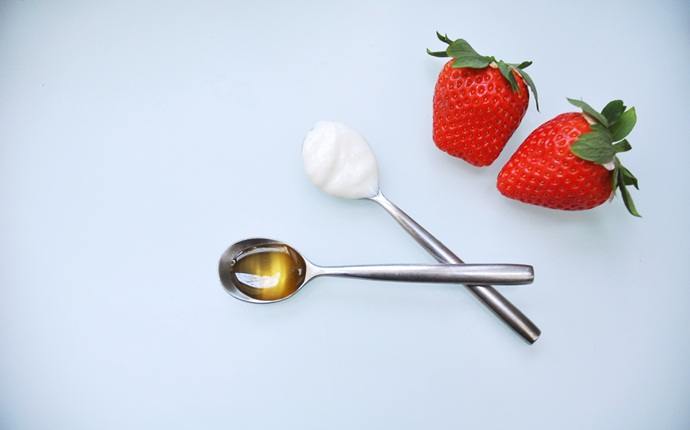 strawberry face mask - honey and strawberry face mask