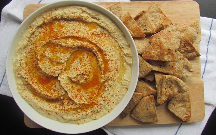 healthy snacks for teens - hummus with pita chips