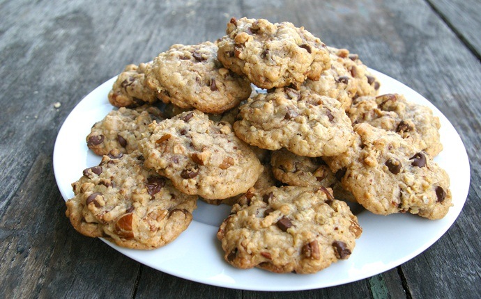 peanut free snacks - oatmeal chocolate chip cookies