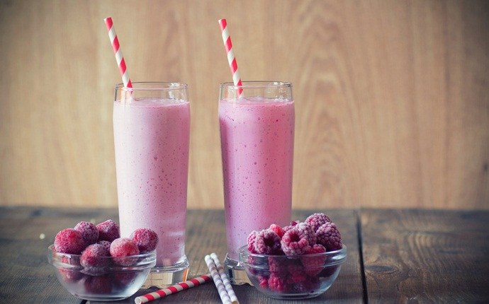 smoothie recipes for kids - raspberry, flax seeds and berries smoothie