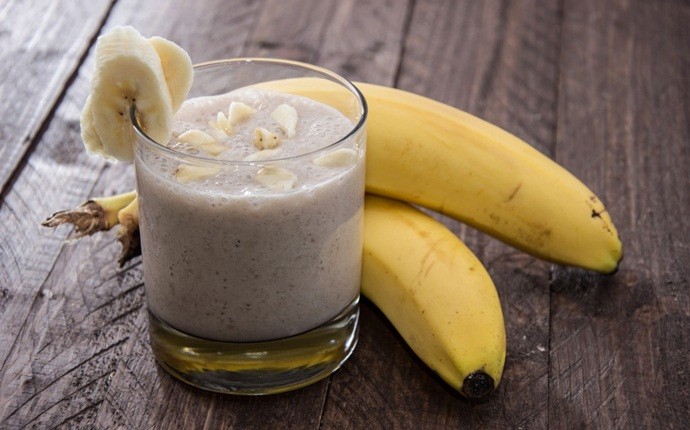 breakfast ideas for teens - chocolate and banana smoothie