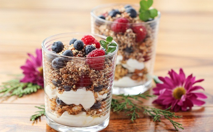 breakfast ideas for teens - granola and yogurt parfait