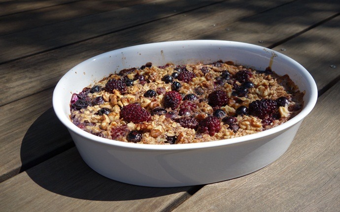 breakfast ideas for teens - oatmeal and berries