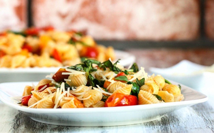 fresh tomato recipes - tomato pasta with parmesan and arugula