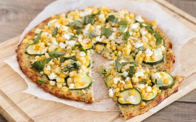 healthy zucchini recipes - zucchini and asparagus pizza