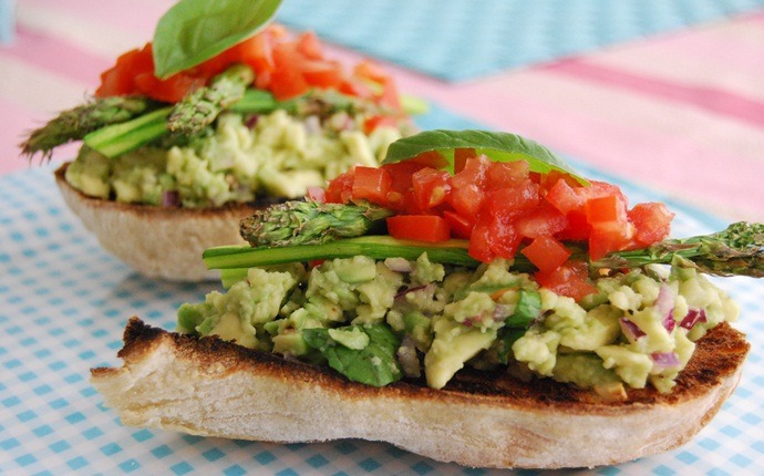 low calorie appetizers - avocado, garlic, and tomato toast