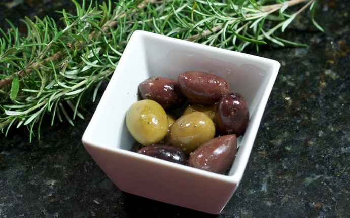 low calorie appetizers - herbed olives