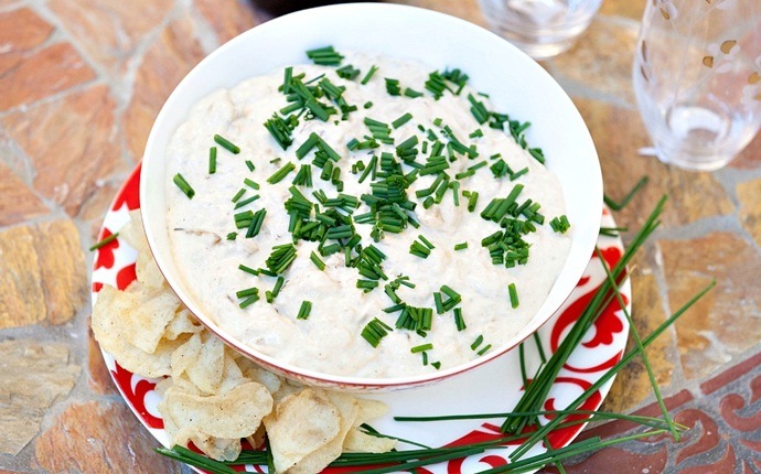 low calorie appetizers - roasted garlic and chive dip