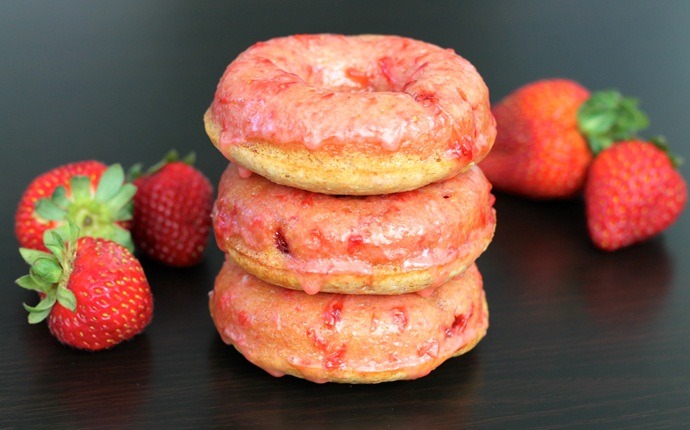 paleo breakfast recipes - strawberry donuts