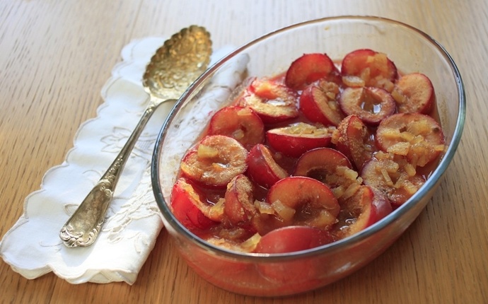 plum baby food - baked plums with cinnamon