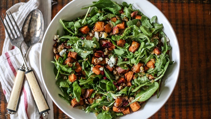 vegetarian salad recipes - leafy salad with walnuts