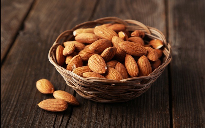 what to eat when breastfeeding - almonds