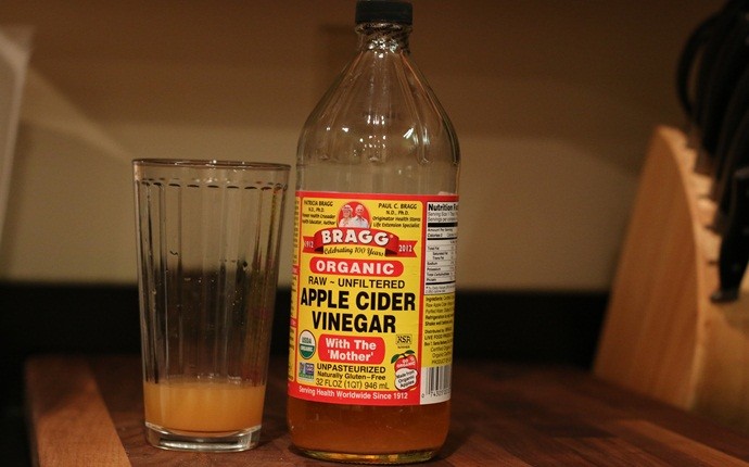 apple cider vinegar for sore throat - apple cider vinegar with salt gargle