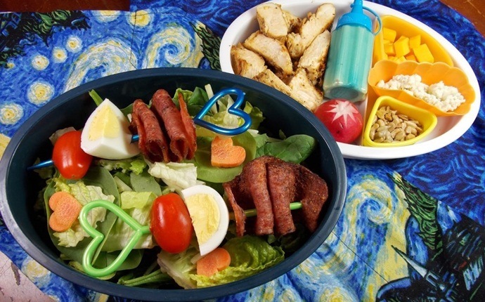 bento box lunch ideas - meat, pita bread, and salad bento box